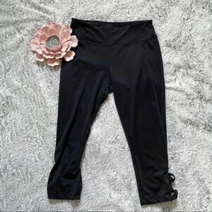 Black Capri Criss Cross Hem Leggings Size Small